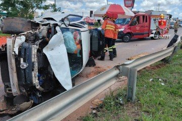A passageira do Fiat Mobi foi encaminhada a um hospital de referência para avaliação médica -  (crédito: Divulgação/CBMDF)