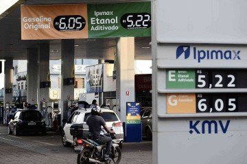 No Brasil, a política de preços da Petrobras está atrelada à cotação internacional do petróleo e à variação do dólar. -  (crédito: Minervino Júnior/CB/D.A.Press)