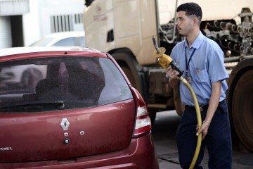 A alta da gasolina em junho, de 1,74%, contribuiu para o aumento do custo da área de transportes no índice do IBGE - (crédito: Minervino Júnior/CB/D.A.Press) A alta da gasolina em junho, de 1,74%, contribuiu para o aumento do custo da área de transportes no índice do IBGE - (crédito: Minervino Júnior/CB/D.A.Press)