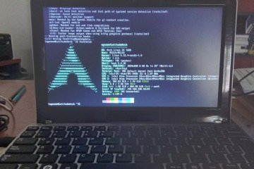 Notebook com o sistema Arch Linux 32 instalado. O programa não teria condições de adotar várias determinações previstas pelo ECA Digital -  (crédito: Reprodução/Redes sociais)