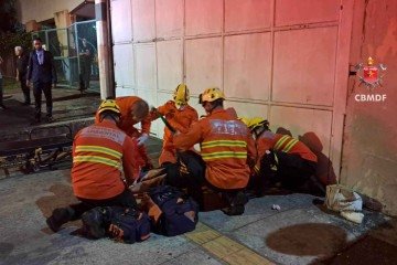 Mulher vítima de atropelamento foi encaminhada ao hospital com suspeita de traumatismo cranioencefálico  -  (crédito: Divulgação/CBMDF)