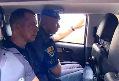 Geraldo (sem boina) pouco depois de ser preso. Além de responder pelo assassinato da mulher, também é acusado de cometer fraude processual -  (crédito: Reprodução/Rede sociais) -Geraldo (sem boina) pouco depois de ser preso. Além de responder pelo assassinato da mulher, também é acusado de cometer fraude processual -  (crédito: Reprodução/Rede sociais)