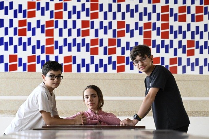  19.03.2026 Carlos Vieira CB/DA Press. Obra in&eacute;dita de Athos Bulc&atilde;o na Escola Francesa. Luiza Lima Rodrigues, 12 anos Heitor Kawano, 12 anos (camisa preta) Ant&ocirc;nio Ribeiro, 12 anos