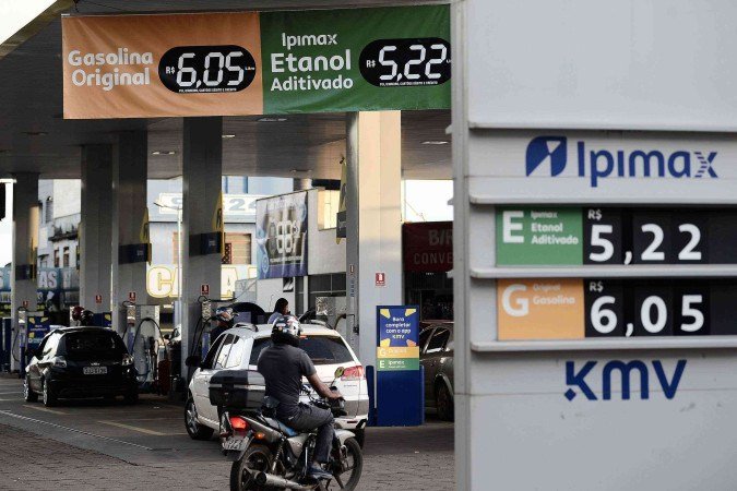 No Brasil, a política de preços da Petrobras está atrelada à cotação internacional do petróleo e à variação do dólar. - (crédito: Minervino Júnior/CB/D.A.Press) No Brasil, a política de preços da Petrobras está atrelada à cotação internacional do petróleo e à variação do dólar. - (crédito: Minervino Júnior/CB/D.A.Press)