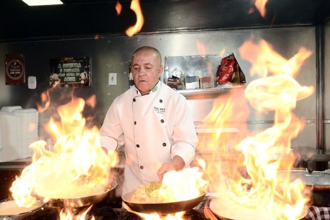 com pratos flambados, o Chef Karl Max chama atenção do público e faz sucesso na rua - (crédito: fotos: Minervino Júnior/CB/D.A Press) com pratos flambados, o Chef Karl Max chama atenção do público e faz sucesso na rua - (crédito: fotos: Minervino Júnior/CB/D.A Press)