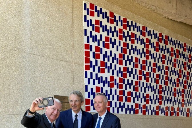 Embaixador Emmanuel Lenain tira selfie