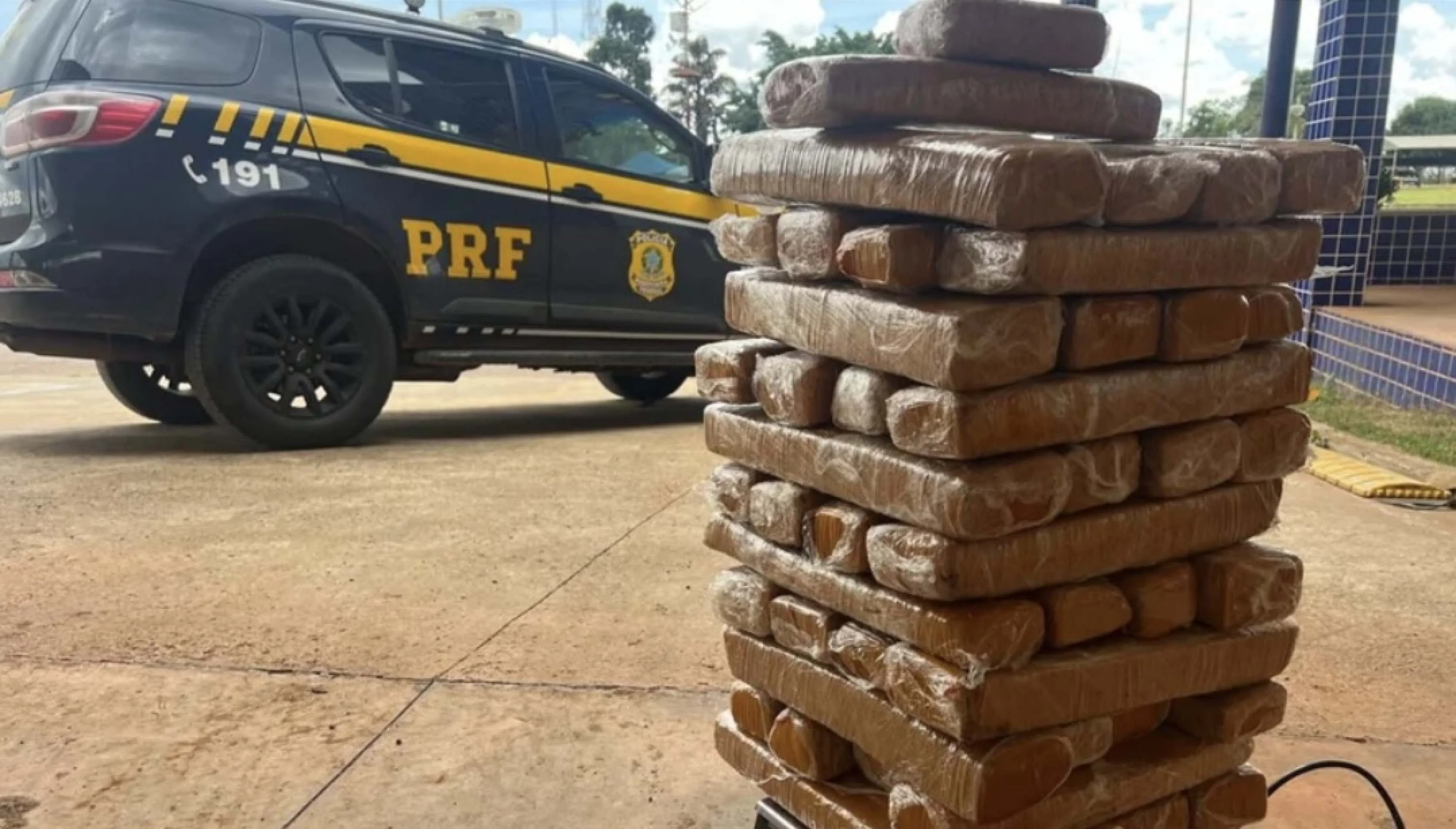 PRF intercepta carregamento de maconha escondido em carro 