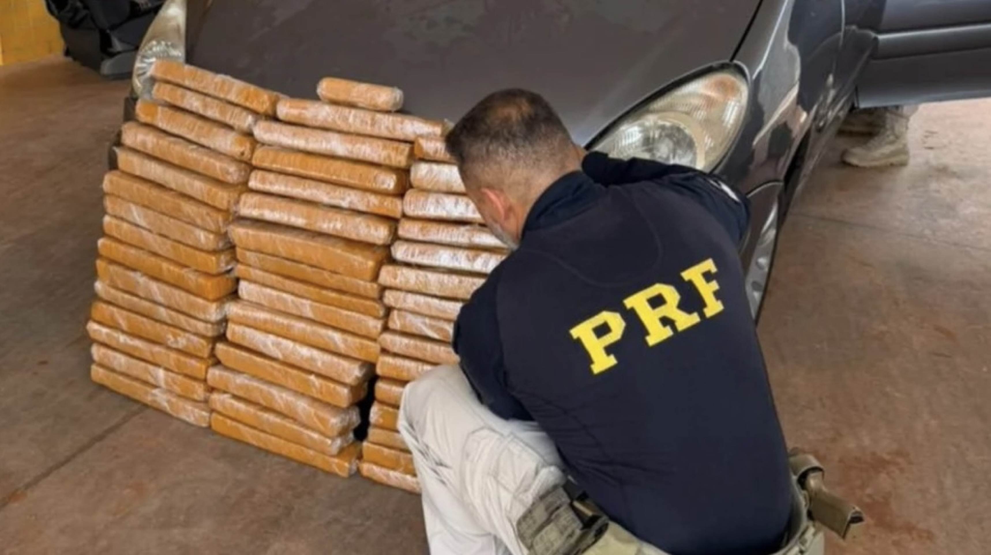PRF intercepta carregamento de maconha escondido em carro 