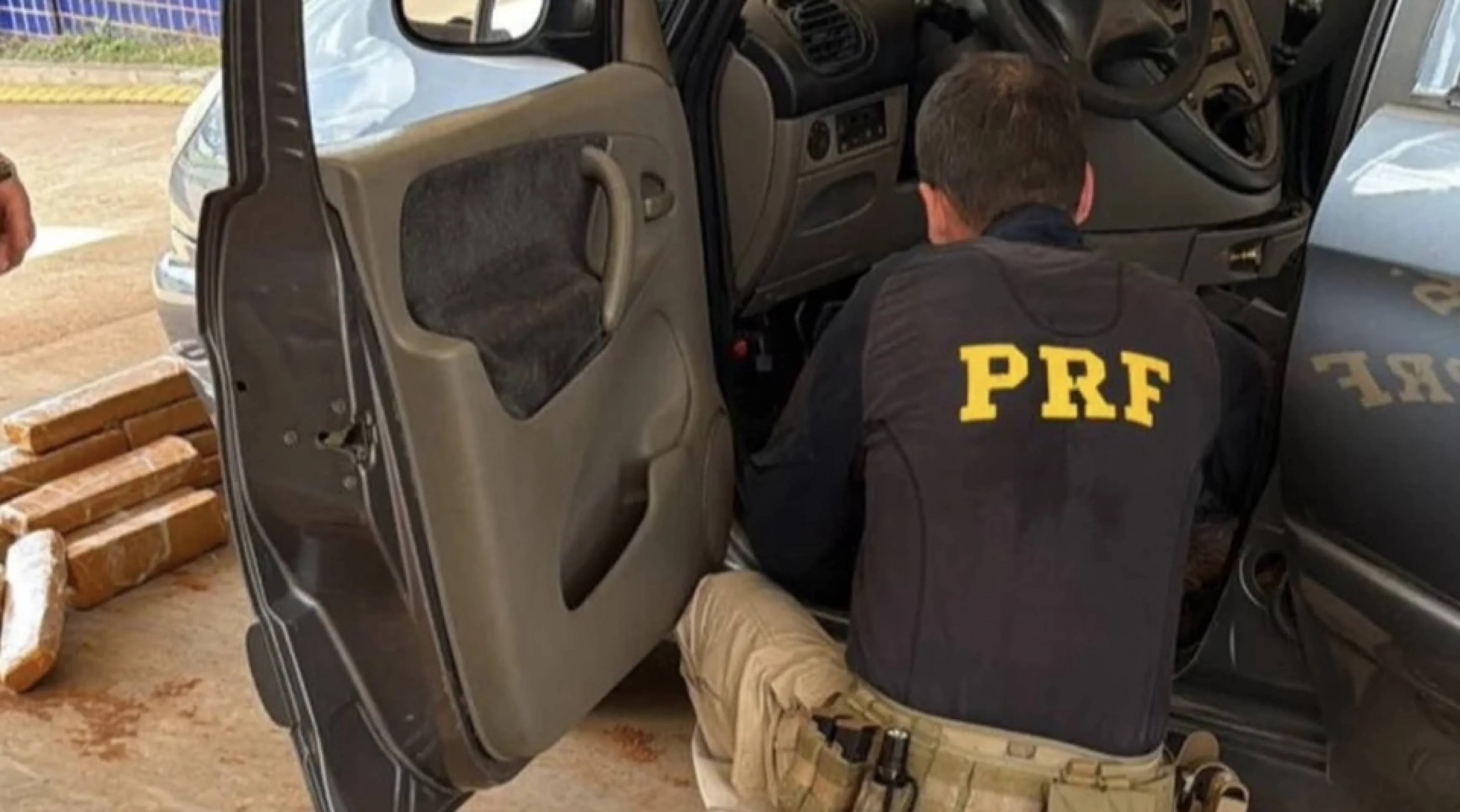PRF intercepta carregamento de maconha escondido em carro  