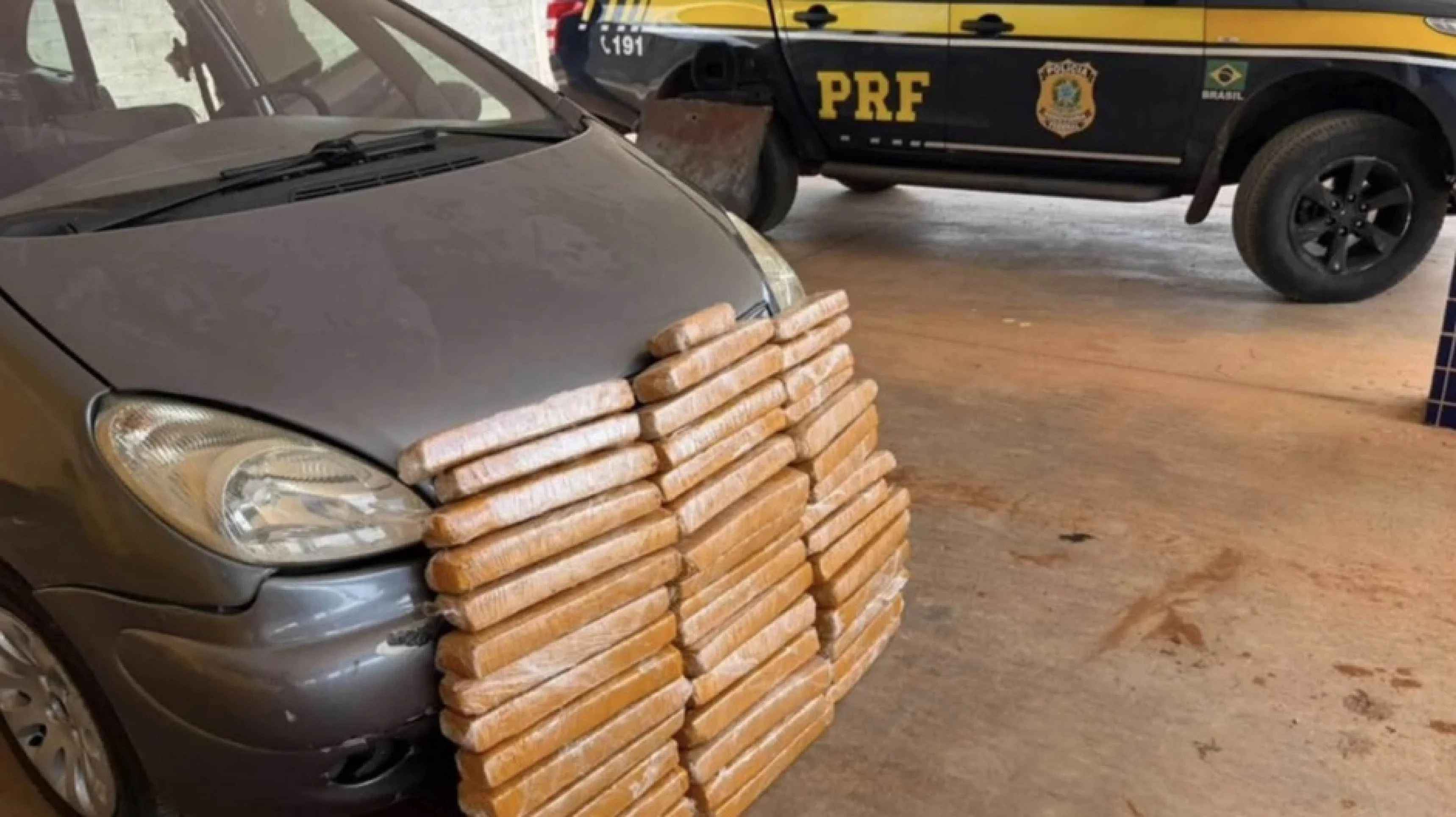 PRF intercepta carregamento de maconha escondido em carro 