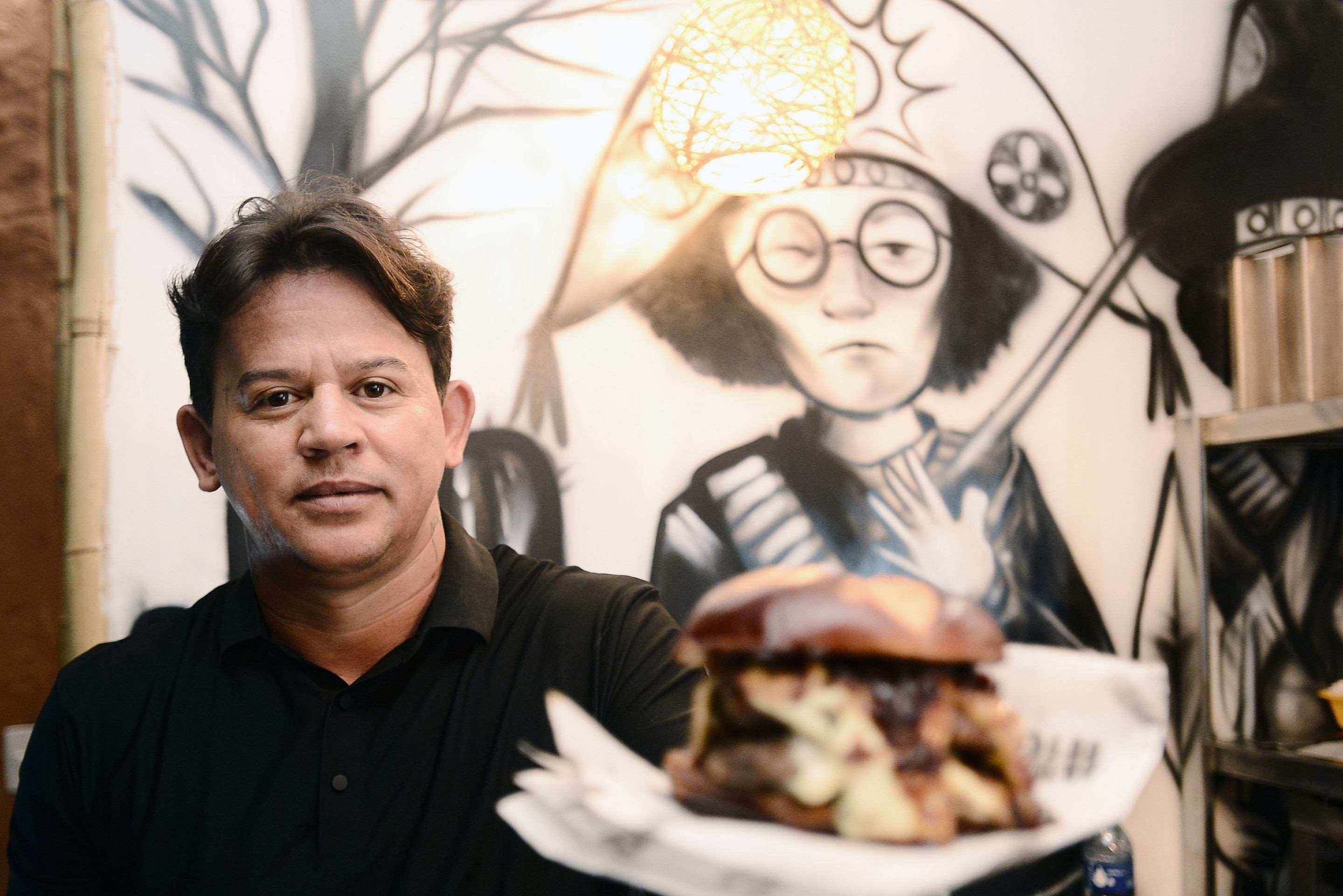  19/03/2026. Cr&eacute;dito: Minervino J&uacute;nior/CB/D.A Press. Brasil.  Brasilia - DF. Caderno Anivers&aacute;rio de Ceil&acirc;ndia. Hot Dog do Cangaceiro estilo nordestino propriet&aacute;rio Ronie