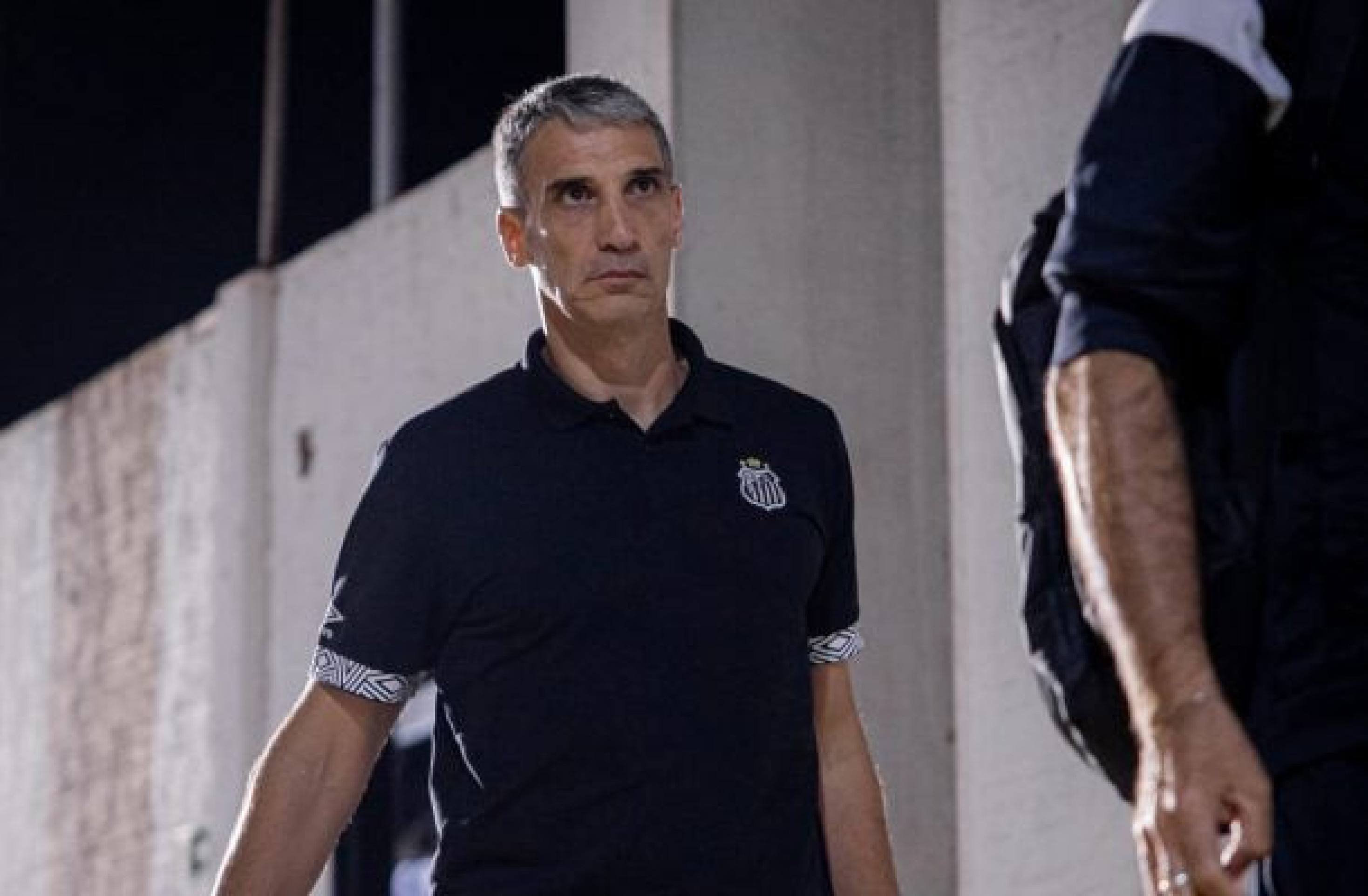 Juan Pablo Vojvoda entrou no jogo pressionado e não resistiu depois de mais uma derrota no Campeonato Brasileiro -  (crédito: Foto: Raul Baretta/Santos )