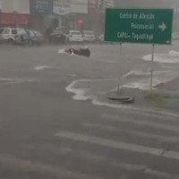 Em Taguatinga, motociclista foi arrastado por enxurrada  -  (crédito: Taguadepre/Reprodu&ccedil;&atilde;o)