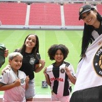 Elielson Queiroz incentiva os filhos Ana Lu&iacute;sa e Miguel Ant&ocirc;nio a apoiarem o Gama; Nayara Ohana cultiva tradi&ccedil;&atilde;o alvinegra junto &agrave; herdeira Lara Ohana -  (crédito:  Carlos Vieira/CB/D.A Press)