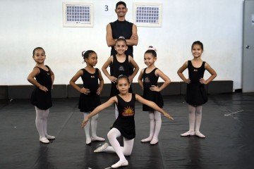 Aula de balé no Instituto Meninos do Pôr do Sol: apoio à nova geração de artistas da comunidade -  (crédito:  Marcelo Ferreira/CB/D.A Press)