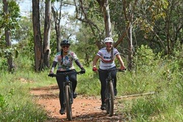 As cunhadas Denise Souza Braga e Indira Santiago Braga pedalam na área de conservação desde 2019 - (crédito: Marcelo Ferreira/CB/D.A Press) As cunhadas Denise Souza Braga e Indira Santiago Braga pedalam na área de conservação desde 2019 - (crédito: Marcelo Ferreira/CB/D.A Press)
