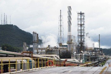 This image shows state-owned Petrobras' Gabriel Passos refinery in Betim, Minas Gerais state, Brazil, on March 20, 2026. (Photo by Douglas MAGNO / AFP)
- (crédito: Douglas MAGNO/AFP) This image shows state-owned Petrobras' Gabriel Passos refinery in Betim, Minas Gerais state, Brazil, on March 20, 2026. (Photo by Douglas MAGNO / AFP)
- (crédito: Douglas MAGNO/AFP)