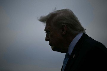 O presidente dos EUA, Donald Trump, caminha para embarcar no Marine One ao deixar a Casa Branca - (crédito: BRENDAN SMIALOWSKI / AFP) O presidente dos EUA, Donald Trump, caminha para embarcar no Marine One ao deixar a Casa Branca - (crédito: BRENDAN SMIALOWSKI / AFP)