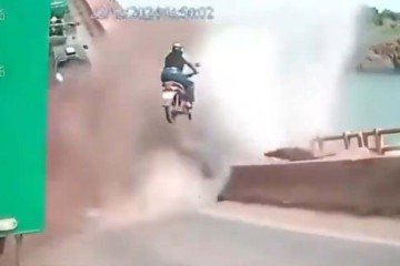 Imagens mostram momento em que Ponte JK cai na divisa entre TO e MA - (crédito: Reprodução/Redes Sociais) Imagens mostram momento em que Ponte JK cai na divisa entre TO e MA - (crédito: Reprodução/Redes Sociais)