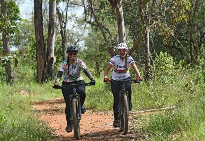 As cunhadas Denise Souza Braga e Indira Santiago Braga pedalam na &aacute;rea de conserva&ccedil;&atilde;o desde 2019 -  (crédito:  Marcelo Ferreira/CB/D.A Press) -As cunhadas Denise Souza Braga e Indira Santiago Braga pedalam na &aacute;rea de conserva&ccedil;&atilde;o desde 2019 -  (crédito:  Marcelo Ferreira/CB/D.A Press)