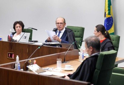 Gilmar disse que a decisão de Mendonça (D) tem expressões que 