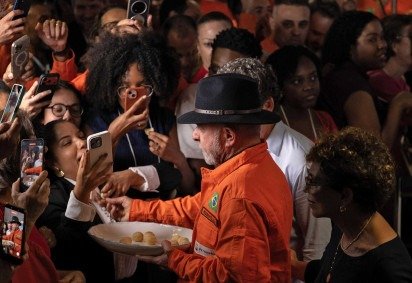 uiz Inácio Lula da Silva serve pão de queijo  durante evento em que falou sobre os investimentos da Petrobras na Refinaria Gabriel Passos, em Betim, Minas Gerais -  (crédito: DOUGLAS MAGNO / AFP) -uiz Inácio Lula da Silva serve pão de queijo  durante evento em que falou sobre os investimentos da Petrobras na Refinaria Gabriel Passos, em Betim, Minas Gerais -  (crédito: DOUGLAS MAGNO / AFP)