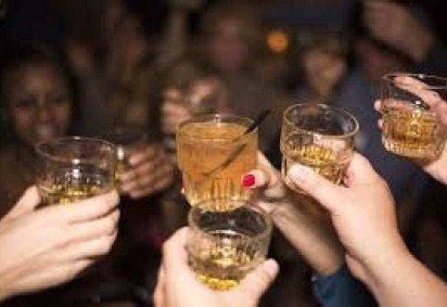  O consumo de destilados, sidra e cerveja, segundo o estudo, está associado a um aumento na mortalidade, especificamente por câncer e doenças cardiovasculares -  (crédito: PXHere/Divulgação ) - O consumo de destilados, sidra e cerveja, segundo o estudo, está associado a um aumento na mortalidade, especificamente por câncer e doenças cardiovasculares -  (crédito: PXHere/Divulgação )