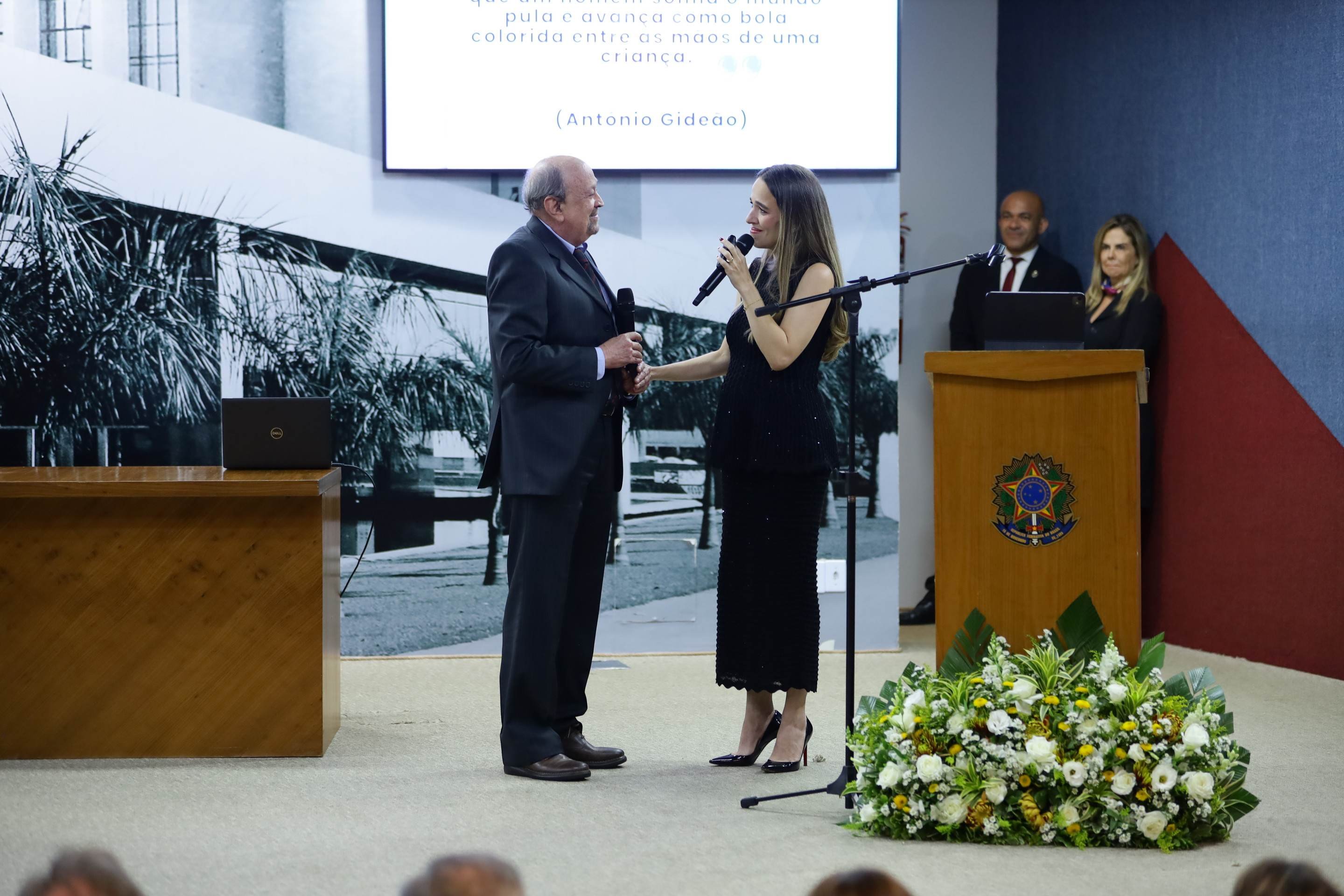 A ju&iacute;za Christiane Nascimento e o pai respons&aacute;vel pela a&ccedil;&atilde;o p&uacute;blica iniciada h&aacute; 30 (pedi o nome dele para a assessora) 