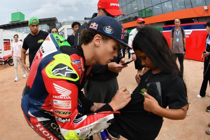Diogo Moreira é atração no paddock do MotoGP em Goiânia: distribui autógrafos, tira fotos e conversa com fãs - (crédito: Ed Alves/CB/D.A Press) Diogo Moreira é atração no paddock do MotoGP em Goiânia: distribui autógrafos, tira fotos e conversa com fãs - (crédito: Ed Alves/CB/D.A Press)