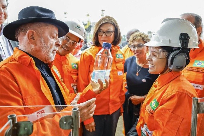 Ao lado da presidente da Petrobras, Magda Chambriard, Lula defendeu a criação de um estoque regulador para proteger o país de pressões internacionais - (crédito: Ricardo Stuckert / PR) Ao lado da presidente da Petrobras, Magda Chambriard, Lula defendeu a criação de um estoque regulador para proteger o país de pressões internacionais - (crédito: Ricardo Stuckert / PR)