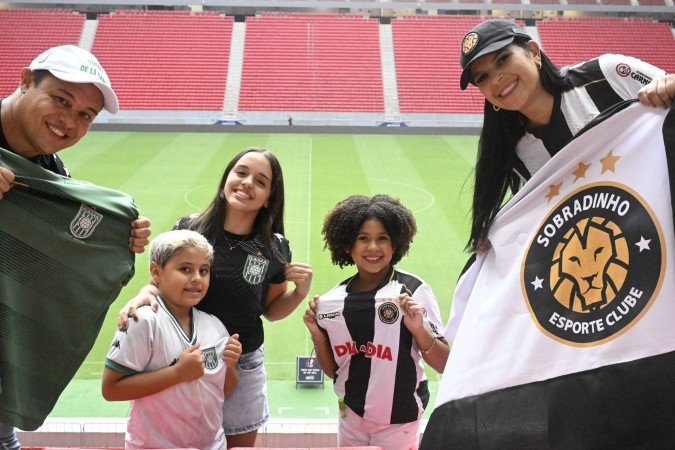 Elielson Queiroz incentiva os filhos Ana Luísa e Miguel Antônio a apoiarem o Gama; Nayara Ohana cultiva tradição alvinegra junto à herdeira Lara Ohana - (crédito: Carlos Vieira/CB/D.A Press) Elielson Queiroz incentiva os filhos Ana Luísa e Miguel Antônio a apoiarem o Gama; Nayara Ohana cultiva tradição alvinegra junto à herdeira Lara Ohana - (crédito: Carlos Vieira/CB/D.A Press)