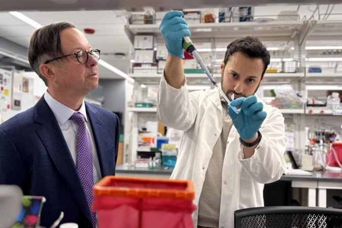 O primeiro autor, Marc Dos Santos, faz pipetagem para o estudo no laboratório do autor correspondente, Peter Penzes
