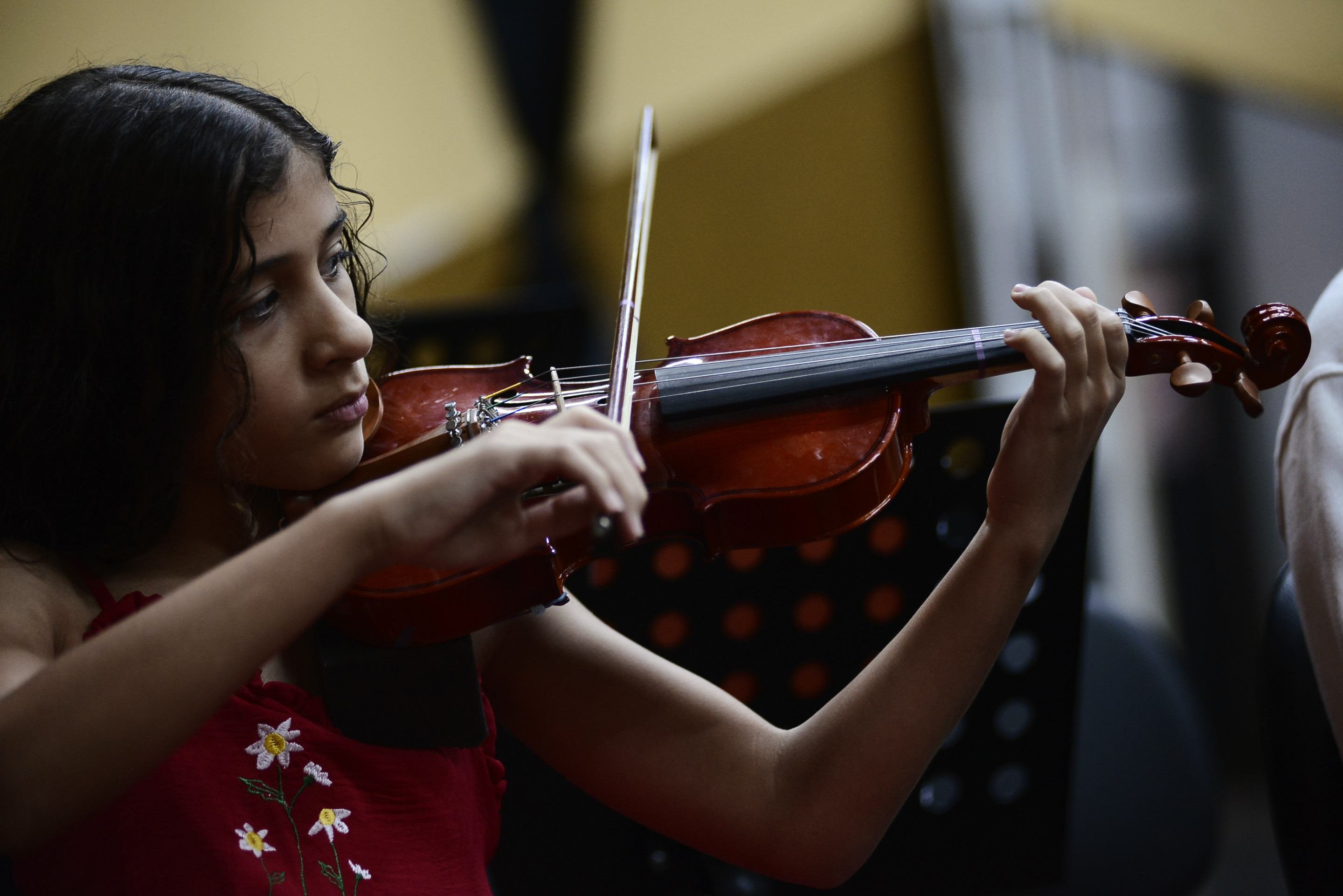 Camila Monteiro come&ccedil;ou a  aprender violino aos 8 anos