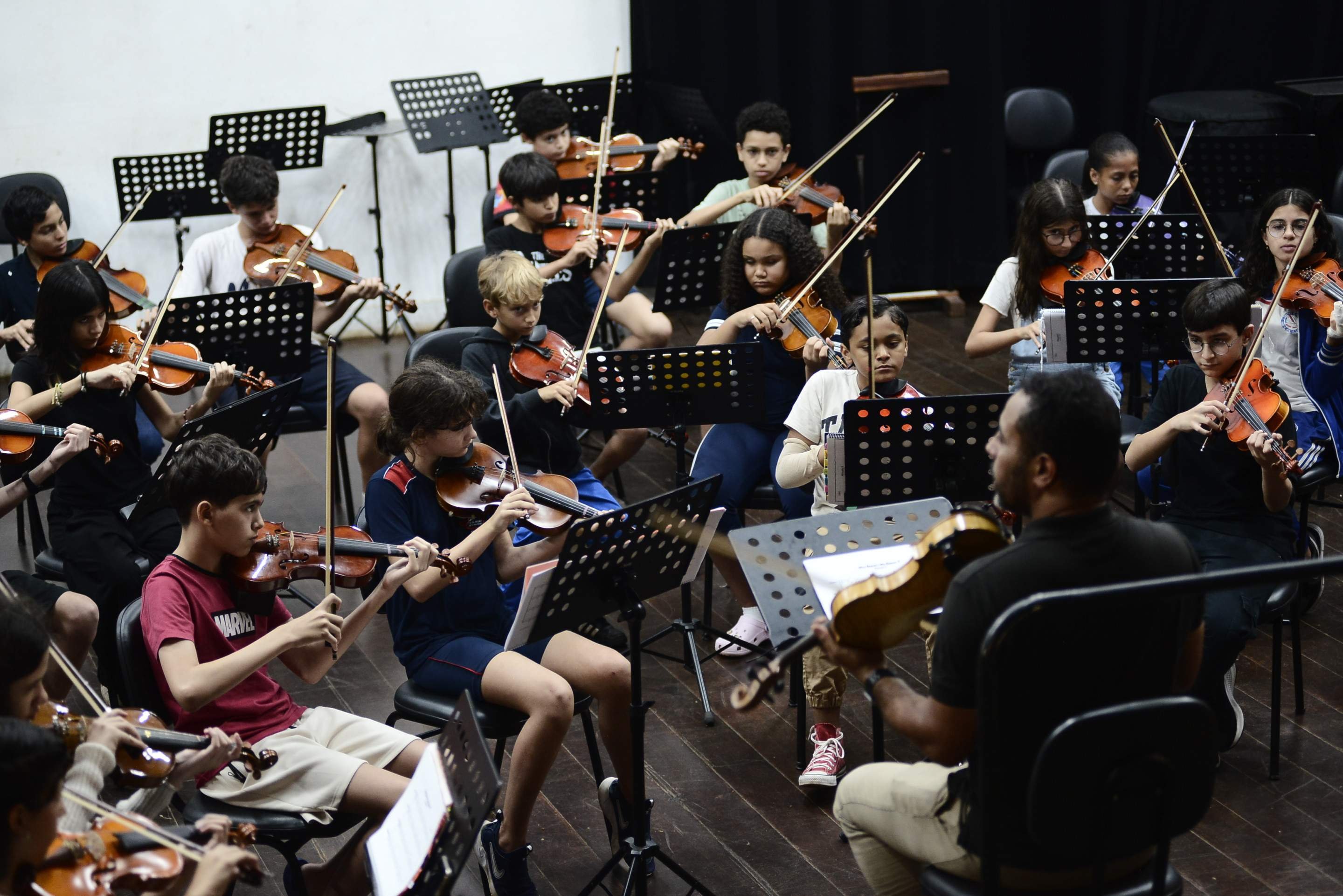 Marcos Reis em aula para  alunos de violino na EMB