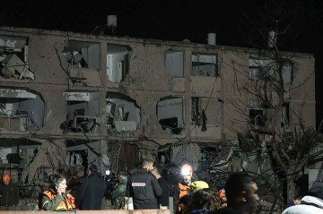 Dezenas de pessoas ficaram feridas, especialmente por estilhaços de projéteis em Dimona - (crédito: AFP) Dezenas de pessoas ficaram feridas, especialmente por estilhaços de projéteis em Dimona - (crédito: AFP)