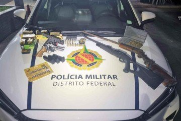 Homem é preso por violência doméstica e vítima denuncia armas ilegais
- (crédito: PMDF/Divulgação) Homem é preso por violência doméstica e vítima denuncia armas ilegais
- (crédito: PMDF/Divulgação)