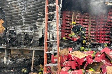 Bombeiros combatem incendio que destruiu carreta carregada de melancias na BR-381, em Santo Antonio do Amparo - (crédito: CBMMG) Bombeiros combatem incendio que destruiu carreta carregada de melancias na BR-381, em Santo Antonio do Amparo - (crédito: CBMMG)