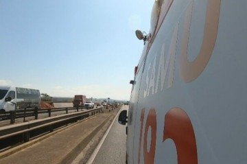 <p>Dependendo do caso, uma ambulância vai atrás e, se houver necessidade de encaminhamento mais especializado, o profissional de saúde controla o paciente com os remédios e os aparelhos necessários para que ele possa aguardar pelo veículo.</p>
- (crédito: Reprodução/RBS TV) <p>Dependendo do caso, uma ambulância vai atrás e, se houver necessidade de encaminhamento mais especializado, o profissional de saúde controla o paciente com os remédios e os aparelhos necessários para que ele possa aguardar pelo veículo.</p>
- (crédito: Reprodução/RBS TV)