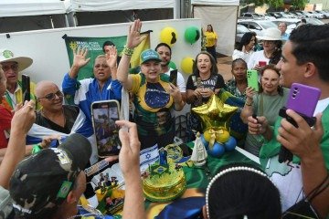 Apoiadores de Bolsonaro se reúnem em frente ao Hospital DF Star para celebrar 71 anos do ex-presidente com bolo e imagens de santos -  (crédito: Marcelo Ferreira/CB/D.A. Press) -Apoiadores de Bolsonaro se reúnem em frente ao Hospital DF Star para celebrar 71 anos do ex-presidente com bolo e imagens de santos -  (crédito: Marcelo Ferreira/CB/D.A. Press)