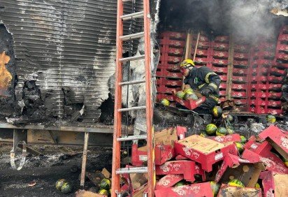 Bombeiros combatem incendio que destruiu carreta carregada de melancias na BR-381, em Santo Antonio do Amparo -  (crédito: CBMMG)