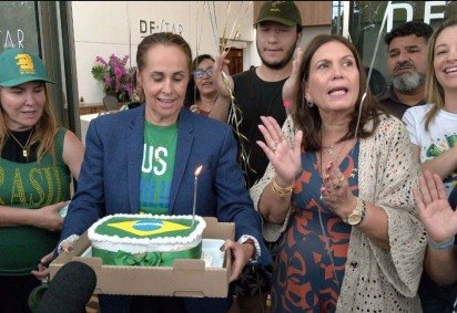 Bolsonaro ganha bolo e "parab&eacute;ns" de apoiadores na porta de hospital -  (crédito: Reprodução) -Bolsonaro ganha bolo e "parab&eacute;ns" de apoiadores na porta de hospital -  (crédito: Reprodução)