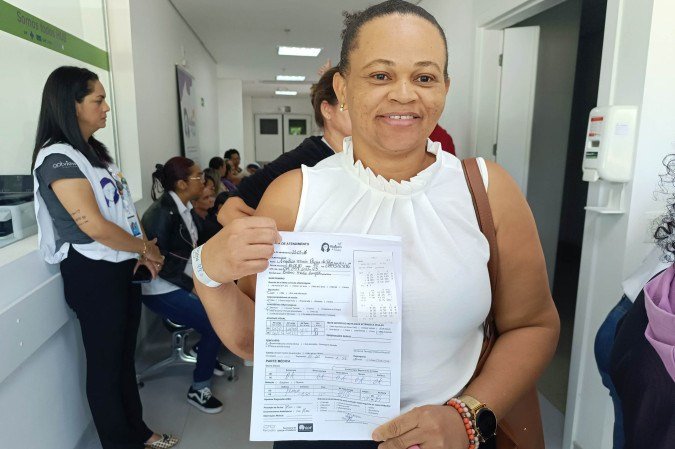 Angélica Maria Pereira da Silva participou do mutirão, conseguiu realizar o exame de vista e escolher novos óculos - (crédito: Ana Carolina Alves/CB) Angélica Maria Pereira da Silva participou do mutirão, conseguiu realizar o exame de vista e escolher novos óculos - (crédito: Ana Carolina Alves/CB)