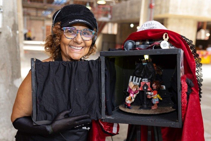 A Menina com a cadeira na cabeça e a Menina com a caixa de charutos