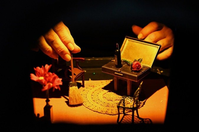 Denise de Santos traz 
A menina com a cadeira 
na cabeça e a menina