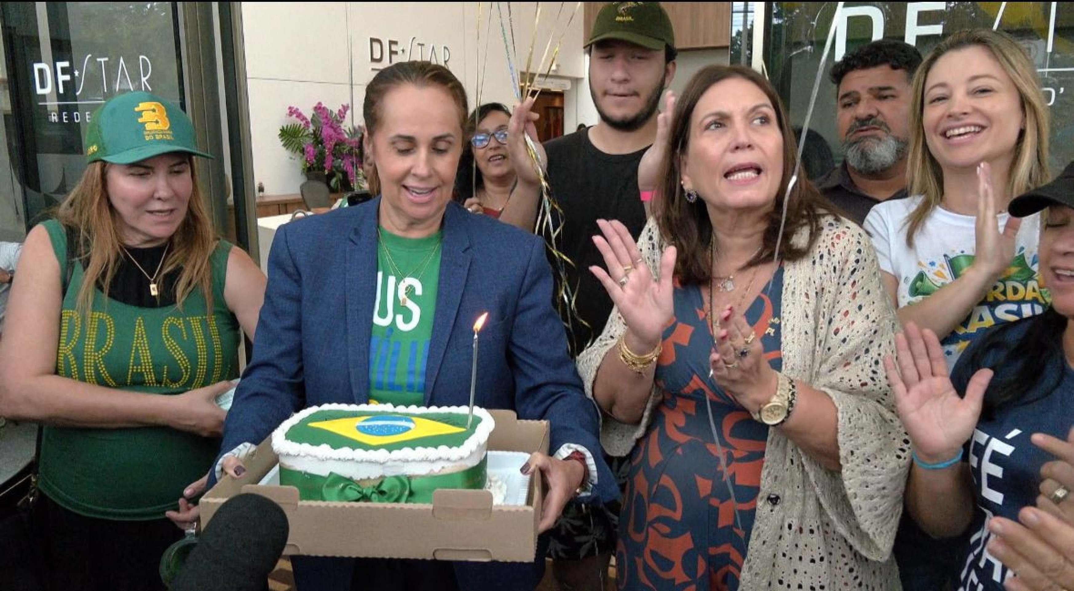 Bolsonaro ganha bolo e 