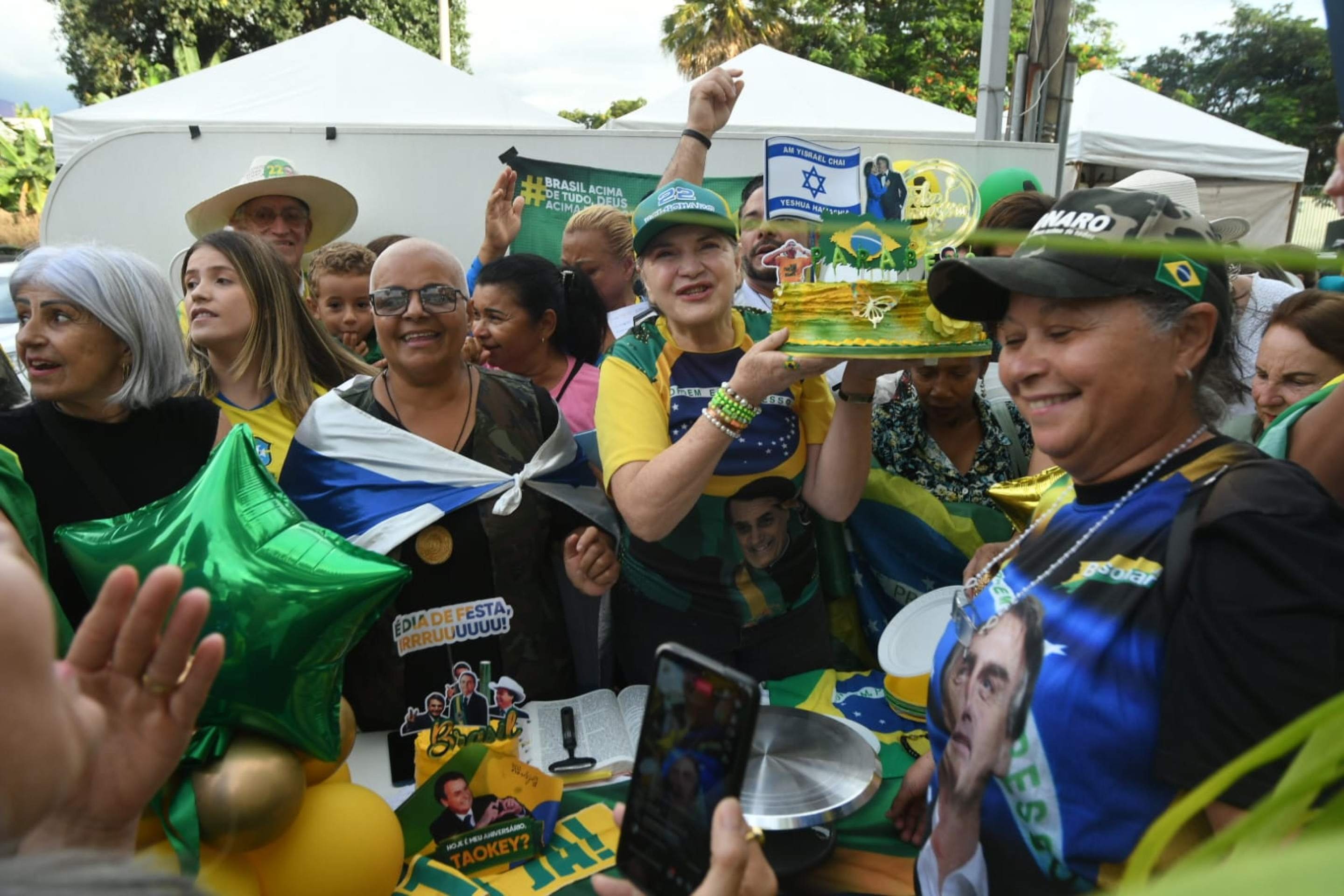 Apoiadores de Bolsonaro se re&uacute;nem em frente ao Hospital DF Star para celebrar 71 anos do ex-presidente