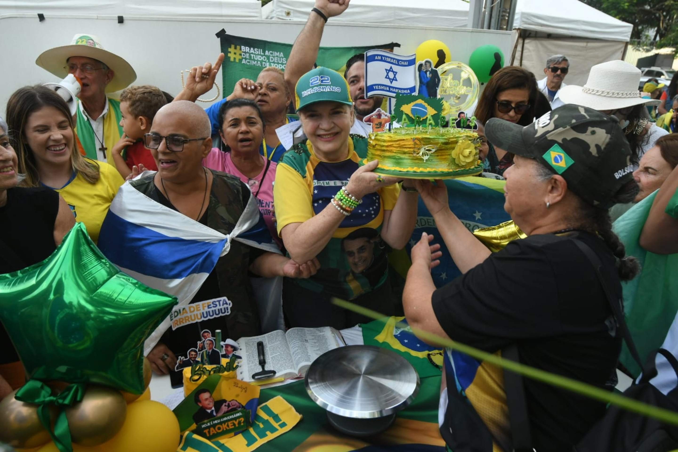 Apoiadores de Bolsonaro se re&uacute;nem em frente ao Hospital DF Star para celebrar 71 anos do ex-presidente