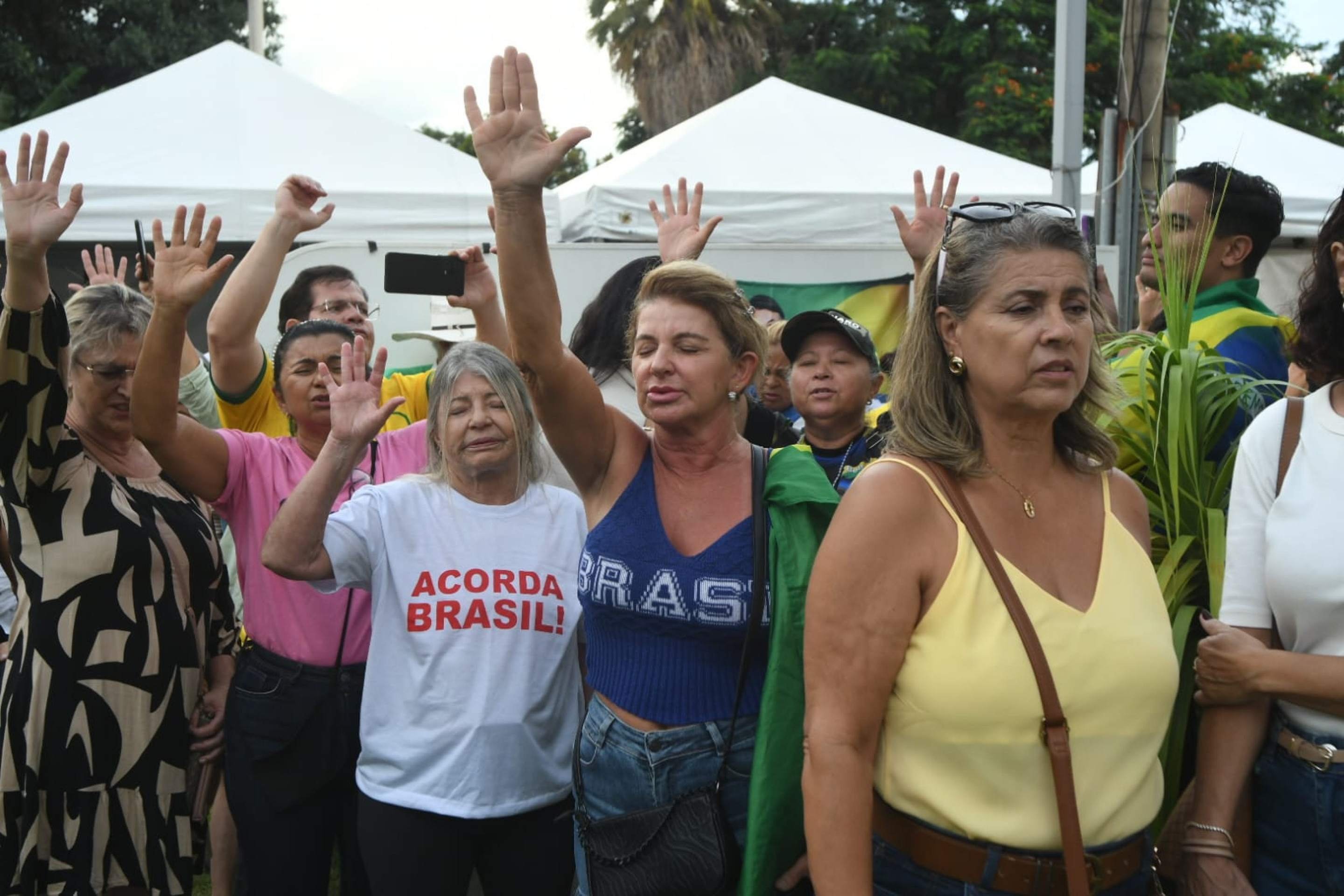 Apoiadores de Bolsonaro se re&uacute;nem em frente ao Hospital DF Star para celebrar 71 anos do ex-presidente