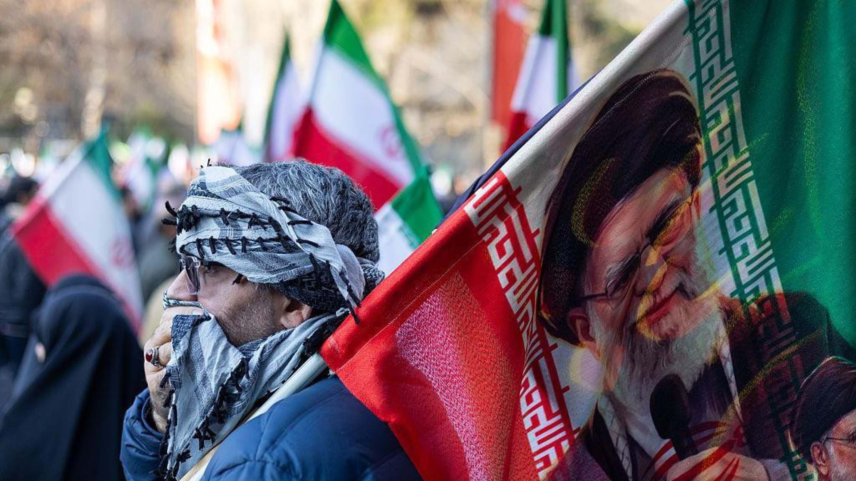 Grafites contra os EUA na parede da antiga embaixada americana em Teerã - (crédito: Getty Images) Grafites contra os EUA na parede da antiga embaixada americana em Teerã - (crédito: Getty Images)