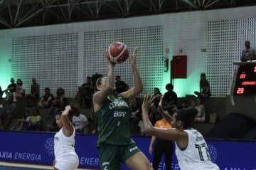 Sassá durante ação ofensiva do Cerrado Basquete contra Salvador na manhã deste domingo -  (crédito: LBF via Agência Noah Digital)